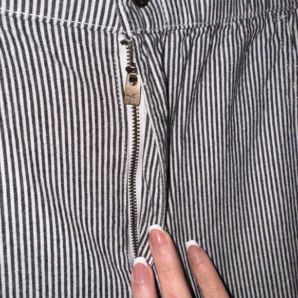 Hollister Black & White Striped Cropped Ankle Pants Relaxed Fit - Picture 3 of 5